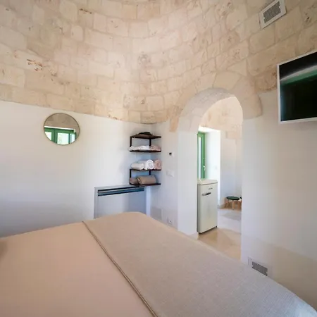 Charming Trulli With Pool & Jacuzzi Альберобелло